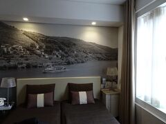 ホテルにチェックイン。リベイラ広場に面したリベイラ・ド・ポルトホテルに今日から2泊します(朝食付き・234ユーロ)。むむ、部屋の面積は広いのに、玄関やバスルームが無駄に広かったり、ナゾな壁があったりして、全体的にレイアウトがヘタクソで、スーツケースを広げる場所にも困りました。。古い建物を頑張ってリノベーションしたようで清潔ですが、いろいろ残念なお部屋でした～