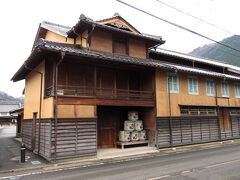 永楽館は明治43年に開かれた近畿では最古の芝居小屋で、平成20年に再建されました。歌舞伎などの興行がなければ、舞台や奈落などを見学できます。