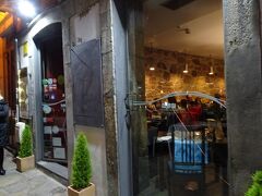 夜ご飯はこちらで。ドウロ川沿いにあるVinhas D’alho。電話してみたら、予約でいっぱいだったのに2名ということでなんとか席を作ってくれました。