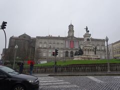 1/2(火)
ポルト2日目。今日も1日ポルトを観光します。昨日に続いて今日も雨です。まずはボルサ宮へ。14時からの英語のツアーなら空きがあるということで予約。
