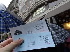 結局1時間20分ほど並んでやっと入場。。