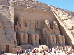 　あーこれこれ！実物はさすがです！アブシンベル大神殿！
　人と比べるとその大きさが分かります。これを移転するって、どれだけ大変だったか。私はジグゾーパズルさえ苦手なので、元通りに組み立てた方々を尊敬します。運ぶのも重かったでしょうし・・・でも私は欲深いので、どうせなら、カイロとかルクソールあたりにしてくれると、片道300km、往復600km、１日がかりで、移動しなくて済むのでありがたかったのですが・・・なぜここなのでしょう？
中は撮影禁止です。
