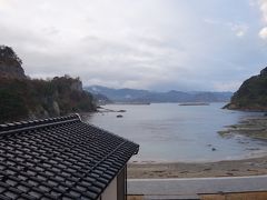 翌朝・・・部屋から今子浦を一望。

今日は雨だぁ。しかも寒い。