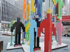 ペンシルベニアプラザ（Pennsylvania Plaza ）前に立つ大きなパブリックアート「Human Structuser」の妙に明るい色彩は、日曜日のためか閑散とした駅ビル周辺と対照的でした。

2 Pennsylvania Plaza