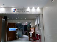 予約していた大丸の12階のレストランへ。
エレベーターを上ればすぐなので、レストランは大丈夫でしたが、
エレベーターの場所が調べていかなかったので、
夕方のデパートの混みあう一階を車椅子で進むのはちょっと
気になりました。ひとりじゃ、つらいな。

窓側の席をリクエストしていたので、そちらに。
車椅子に座ったまま食べられました。