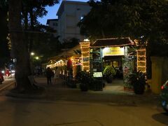 その晩、旅行の最後にビッグイベントができた。昔の職場で一緒に働いていて現在ハノイに単身で駐在しているH氏と飲食する事になったのだ。
送られて来たメールでレストランの場所を確認すると、歩いていけるクァンアンゴンという所。
夕方になってそのレストランへ歩いて行く。