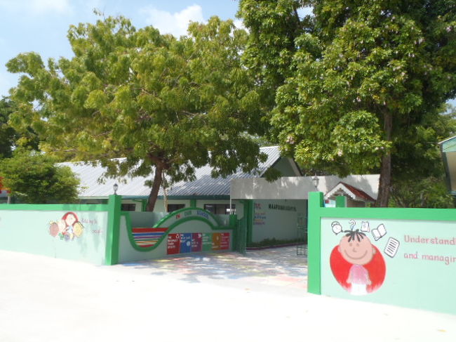 カラフルな塀にはかわいらしいイラストの絵と、<br />英文で学校のモットらしきletterが書いてありました。<br />