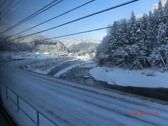 埼玉から岡山に飛ぶと何と1度と。
埼玉よりずいぶん寒いのにビックリ。
案の定三江線は雪で運休。
伯備線廻りで山陰に行くとこの雪景色。