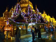 一息入れてから、夕食前に今度は同行者と二人でシュエズィーゴン・パヤーに行きました。夕方の6時過ぎですが、元日だからか昨日より人が多かったです。よく考えれば初詣（？）でした。