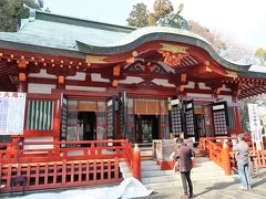 赤い鳥居をくぐって最初にあった大歳御祖神社。