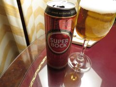 ホテルに戻って、スーパーで買ったビールを飲む