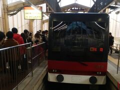 再び、箱根登山鉄道で強羅へ。
強羅からは「箱根登山ケーブルカー」へ。

随分、人が多いな～と思っていましたら、
車内アナウンスで、恐ろしい事実が発覚！