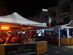 夕食は、CENTRALというイタリアンのお店。
建物の内外に席があり、多くのお客さんが入っていました。