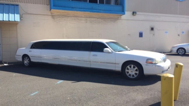 もう走らなさそうなリムジン。