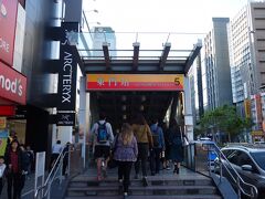 台北中央駅だバスを降りて，東門駅までＭＲＴ(地下鉄）できました。