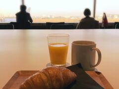 定刻に羽田空港到着。
大好きなパワーラウンジへ。第一ターミナルのみ到着時も利用できるそうです。
ふたりとも4時台起きで朝食抜き（実はわたしはちょこっと食べてきた！）だったので、まずは休憩。カフェラテ、クロワッサン、オレンジジュースの朝食を。