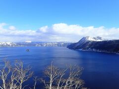 第一展望台から摩周湖の眺め。
霧のない摩周湖を見たのは初めてかもー。
摩周湖は摩周火山の爆発でできた
カルデラ湖。透明度は日本一を誇ります。