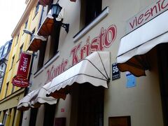 タリンからLux Expressのバスに乗って、ラトヴィアのリガにやって来ました。
乗車時間は4時間くらいでしたが、wi-fiばっちり・トイレ付・ドリンクバー付き、長距離飛行機のように座席にモニターもついていました。
至れり尽くせりなのに、HP予約で12ユーロと結構お得。

スーツケースを持ったままでは何も始まらないので、リガのバスターミナルから歩いてすぐ、旧市街の端にあるホテル「Monte Kristo」にまずはチェックイン。