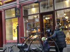 アウデーユ通りです。
おしゃれな自転車（？）がありました。