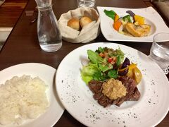 シェ・アルモニというフランス料理店。
アークホテルのすぐ裏にあり、ホテルに泊まってる人は夕飯を食べにきてもいいと思います。
ランチはとーーってもリーズナブルなのにスープもついてメインのお料理もおいしかった。付け合わせのお野菜がいろいろありバランスもよい。
