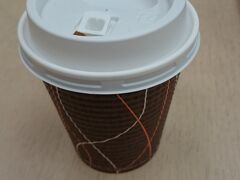 ホテルで朝食を頂き、食後のコーヒーは部屋にて…。
お持ち帰りのカップが置いてあるのは便利です。
チェックアウトして梅田へ。