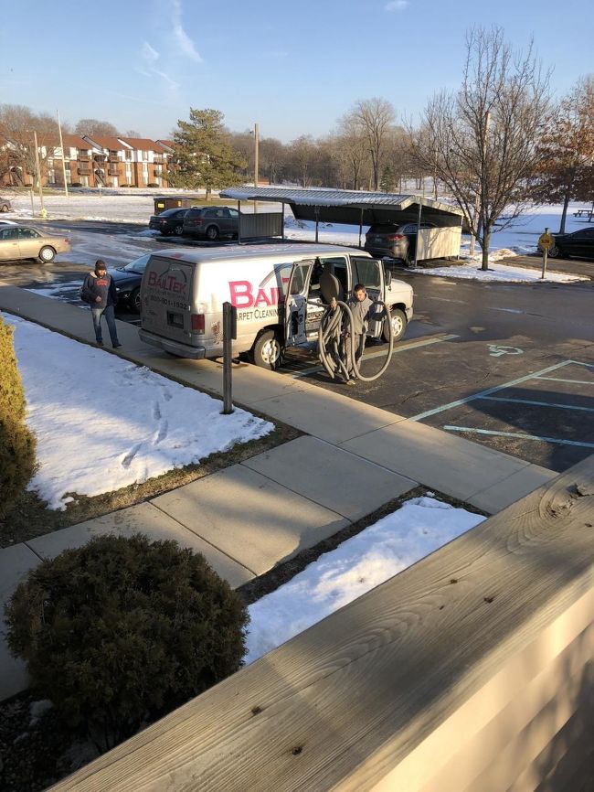 トイレが取り付いてほっとしたのもつかの間、何故か洗濯機から水漏れ。どうやら水位センサーが死んだらしくオーバーフローした模様（水が逃げないのかよ？）。洗濯場と廊下、二部屋と風呂場が水浸しに...。一瞬固まりましたが、すぐメンテナンスに電話、適当な英語で来て貰いました（24H対応で良かった）。<br /><br />最初はマネージャっぽいおっさんが来て、専用の掃除機で水を吸いましたが、最終的にはプロサービス的なのが来てポンプで吸い出していきました。ただ、当分洗濯はできない模様。船便が来てないので服のストックも無いからちょっと参りました