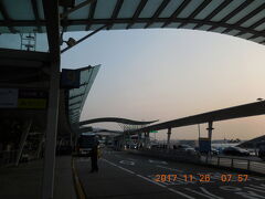 1時間程の乗車で仁川空港に到着。途中の渋滞を見越して早めのバスで出発しましたが、スムースに来れました。