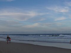 サーファーズパラダイスのメインビーチを通って夕方のお散歩
白砂がとても綺麗で、気持ちがいいです。