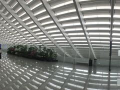早朝発のピーチで台北へ。

桃園国際空港は近代アートの美術館のようです。