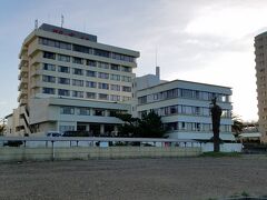 風が強くなったので、本日の宿「浜名湖弁天島温泉　ファミリーホテル開春楼」に早めのチェックイン。（表の写真が撮れなかったので裏からの写真）