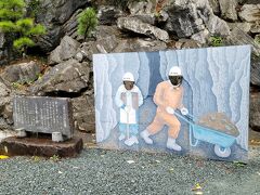 残念な気持ちで建物の周りをうろうろしていると面白いものを発見！早々チビ助を引き連れて顔出し写真ゲットです。