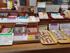 お守りも色々な種類があり、恋みくじなど見ていても飽きることがありませんでした。縁結び地蔵に旦那様が奉納した絵馬もこちらで購入。机とペンがあり書くことが出来たので、旦那様はここで書いたと思われます。