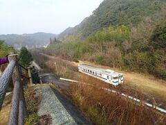 わぁ、電車が来ました。
階段を下って駅まで歩きます。