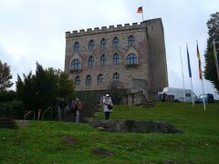 2010.10.20.Hambacherschloss：ハンバッハー城：（11世紀に築城・ドイツ民主主義の記念碑）

城内見学はガイドなしで、大勢のドイツ人たちと城内に入った。
博物館料金はEuro9で、館内はドイツの民主主義の歴史的な経緯を展示したもので、一巡するとその歴史が分かるように説明されている。
参観者は熱心に説明を読んでいたが、取り立てて、貴重なものは無い。
唯一、1832年当時に掲げられた三色旗のオリジナルが、端が切れた古びた格好で、ガラスの仕切り内に展示されていた