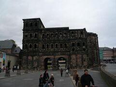 2010.10.28.Trier：Porta Nigraポルタ・ニグラ（黒い門）

この朝の最初の決断は予定に入れていたLuxemburgルクセンブルクに行くのを諦めた事だ。ここからルクセンブルクの町は20kmと近いのだが、むしろTrierトリアーの町を久しぶりに見てみたい。

モーゼル川に平行したB419国道沿いを走る。あたりは美しいブドウ畑の景観が続く。ザール川がモーゼル川に合流している地点の町Konzコンツを経由し、B51でTrierトリアーの市内に入った。
ローマが造ったドイツ最古の都市にはドイツ最古を謳うものが多い。