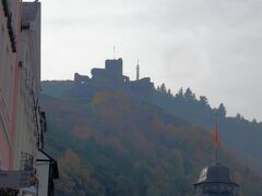 2010.10.29.モーゼル川巡り・Bernkastel-Kusベルンカステル・クース：Burg Landhutランズフート城

もう一つの名醸地はBernkastel-Kusベルンカステル・クースの地区である。
モーゼル中流の中心地にあたる、この町はモーゼル川流域で最も美しい町と言っても良く、私共もたいへん好んだ町です。

13世紀のBurg Landhutランズフート城址は逆光の中、大変絵になる様子で町の上にある。その昔、あの城址まで登った事があるが、実に美しい眺めだった。

この城の最初（993年）の所有者はドイツ皇妃が妹であった、ルクセンブルク家のAdalberoアダルベロでした。1238年、Salm (Mosel) ザルム伯の手に渡り、その後はトリアーの大司教Heinrich von Vinstingenヴィンスティンゲン家のハインリッヒに売り渡された。
ハインリッヒの後任のトリアー選帝侯・大司教Boemund von Warsbergバルスベルク家のボーエムント2世（在位1354-1362）はベルンカステルの地を好み、ランツフート城の支柱を強化し、美しい部屋を設け、強固な石組み、堂々とした塔、堅い守りとなる胸壁の造作に大金を費やしたと云う。
その後、1692年に火災で焼失するまで、トリアー選帝侯・大司教の夏の宮殿でした。

＜伝説；Bernkasteler Doctorベルンカステラー・ドクトール＞
トリアー選帝侯・大司教ボーエムント2世（在位 1354-1362）がBernkastel-Kuesベルンカステル・クースのBurg Landhutランズフート城に滞在中、深刻な病気に罹り、この病には効く薬もなく、手の施しようがなかった時、モーゼル川沿いの、この町のワイン醸造農家が謁見を許されて、病気快癒を願って、自分の最高の畑で取れたブドウで作った小さな樽入りのワインを献呈したそうです。 
ワインを飲んだ、その後数日で司教は病も癒え、｢これぞ本物のドクトール（ドクター）じゃ｣と云ったということです。 
この時から、この小さなブドウ畑は「ドクトール（ドクター）」と呼ばれるようになったそうだ。