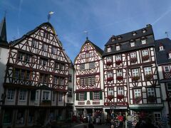 2010.10.29.モーゼル川巡り・Bernkastel-Kusベルンカステル・クース：マルクト広場

Bernkastel-Kusベルンカステル・クース（人口6,500人）
右岸側のベルンカステルはマルクト広場が最も美しい。いくらでも写真の被写体となる木組み建築の建物に事欠かない。まずそのマルクト広場に行く。

広場の中でも目立った、大きな建物はAdler‐Apothekeアドラー薬局で、その他の市民の建物は16~17世紀の頃の建築だと云う。いずれも美しく、よく残ったものだ。