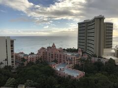 夜ご飯はskywaikikiに、義理の両親と妻と娘に再会。
眺めもよく料理も結構おいしかったです、途中雨が降ってきましたが少し屋根に近かったのでなんとか食事は続行できましたが、一番外に近くの人たちは早めに食事を終わらせていました。
昨日も飲みましたがこちらの地ビールは飲みやすい、大満足です。