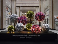 新東京ビルに飾られたのはツリーではなく、フラワーボールが上下に浮遊しているように作られてました