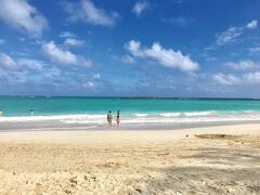 移動してカハラモールでコーヒーを買って食べてるとまたもや虹を発見。
海沿いを運転して見所に看板が出ていたので一つだけ停まってとりあえずドローンを飛ばしました。
それからカイルアビーチに行って海で泳いでそれから歩いてラニカイビーチまで行ってまた泳いで遊びました。
両方とも人が多かったです、天候も良く海水もあまり冷たくなかったので泳いで遊びました。
ワイキキビーチが日本人のメッカになっていますが、ワイキキよりこっちが断然きれい。