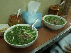 第2朝食もフォー。
PHO THIN というお店。
店に入ったら先に一人50K支払い、席に着くように言われました・・多分(^^;)
どうやらメニューは基本　牛肉のフォーの一種類のようで、他には揚げパンみたいのを卵と一緒に食べている人もいました。
100K
