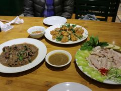 晩ご飯は QUAN  COM  PHO(クァンコムフォー)というレストランに行きました。ガイドブックにも載っていたので、私達の他に日本人客が2組います。
紙おしぼりを使うと隣のテーブルの日本人が
「えっ！」
と言う顔で見ていました。
ご心配なく。有料なのは存じております。
ウエットティッシュを持参していたので必要なかったのですが
幾らするのか知りたかったので使ってみました。
因みにその日本人はおしぼりには手を付けていません。

おしぼり一つ1Kで5円ほど。
