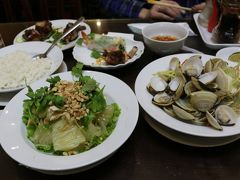 初めての食事はNew Dayへ

肉料理、生春巻きなどベトナム料理5品とビールを注文しました。
ボトルのままビールを飲むのが何気にうれしかったです。
全部美味しかったのですが、中でも蛤のレモングラス蒸しはとても美味でした。
440K

二人で￥2,200ほど。ビール5本と5品の料理。
うん、安い!(^^)!