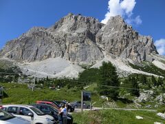 ファルツァレーゴ峠（2105m）に到着。
ここではトイレ休憩です。レストラン兼土産物店でトイレを拝借（有料でした。）し、峠からの景色を眺めました。
峠にある山はラガツオイ山（2778ｍ）です。山頂までロープウェイで上ることができます。