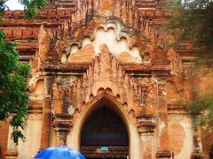 朝10時半頃にチャーターしたタクシーでホテルを出発。
最初はティローミィンロー寺院、13世紀の創建です。