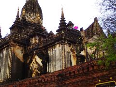 午後はシュエグーヂー寺院からスタートです。
ピンク色は観光客がさしている傘で、そこが上ることのできるテラスです。