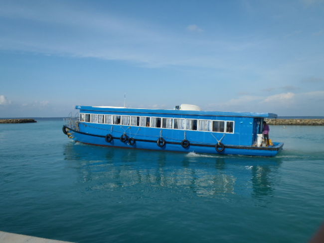 ほぼ時間通りにMaafushi島から入港して来たフェリーボートで、<br />ほぼ定時にGulhi島を出航です。<br />モルディブの人達は結構、時間にはシビアな国民性なのか？<br />フェリーボートの運航を見ている限り、大体・時間通りに運航されていました。