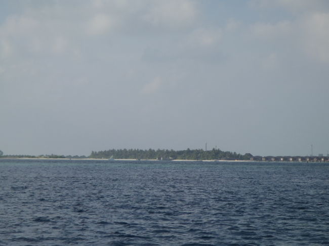 1時間ほどして、前方にマレ島近くのリゾートアイランドが見えて来た。