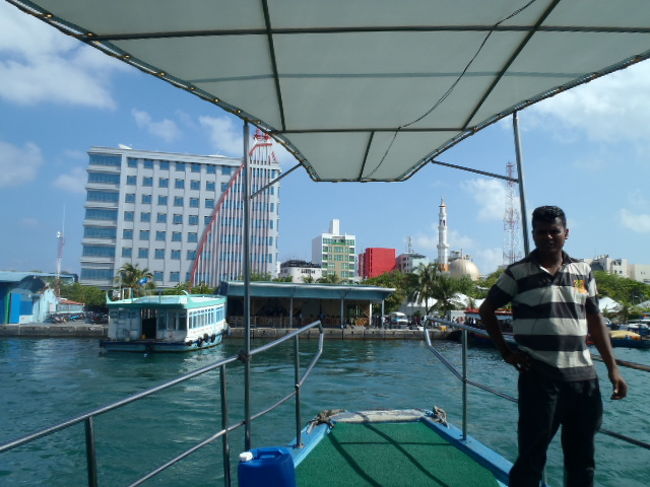 そしてMale のVillingiliフェリーターミナルに到着。<br />Gulhi島から直接Villingili島に寄港するのかと思っていたのだが、<br />此のMaleのフェリーボートのターミナルで一度・下船して、<br />Villingili島へ渡る事になった。