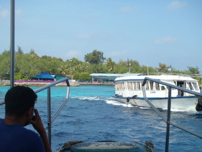 ピストン輸送でマレ島に向かうフェリーボートとすれ違い・・・